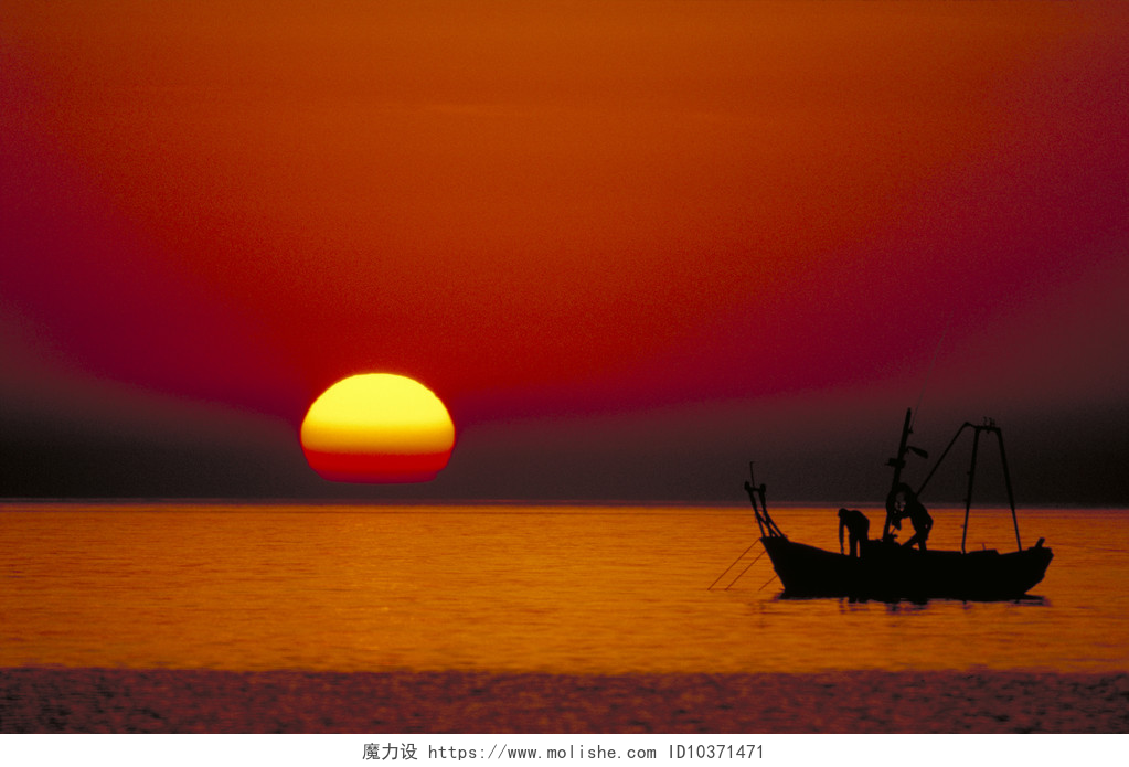 夕阳下两个渔民正在捞鱼日出和钓鱼船